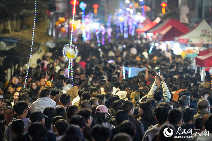 3月4日晚，云南省曲靖市陆良县城南大桥附近游人如织。人民网记者 虎遵会摄