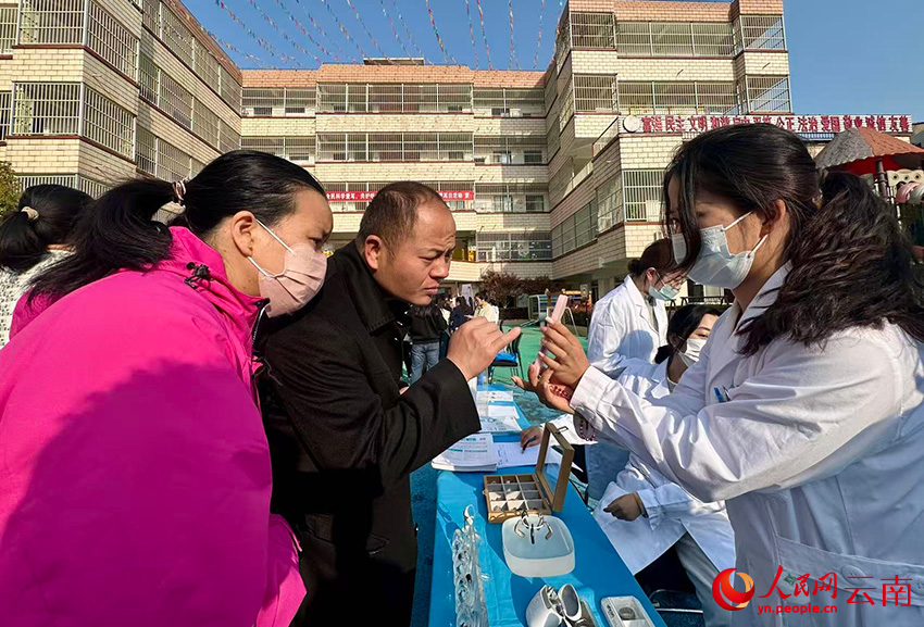 工作人员为前来咨询的人士解疑答惑。