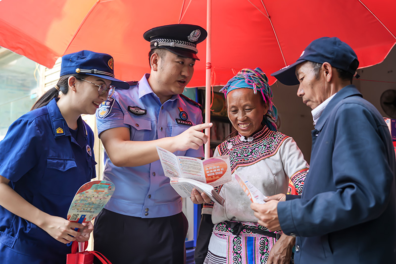 黄增萍与吴清吉正在村民普及消防安全知识。