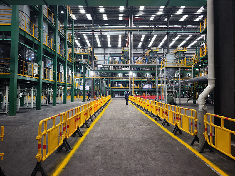 中科星城石墨有限公司車間。