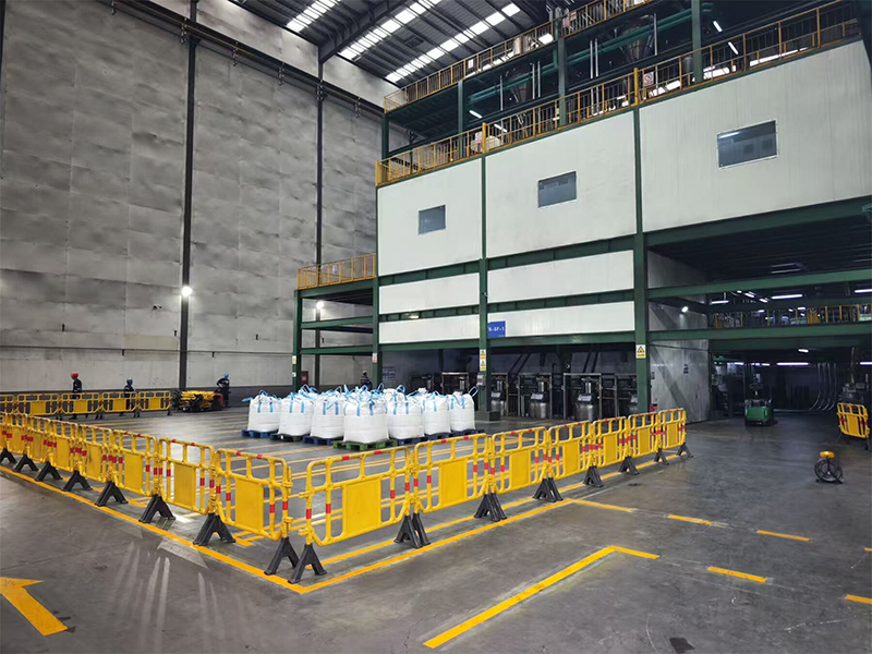 中科星城石墨有限公司車間。