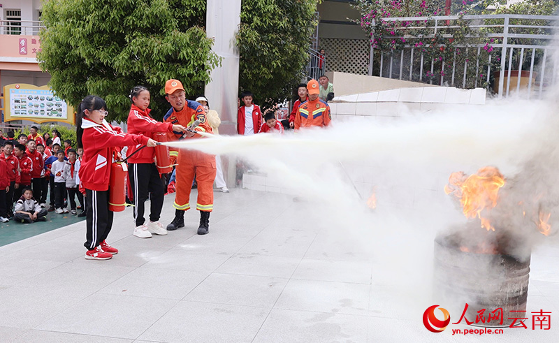 现场灭火演练。王蓝娜摄