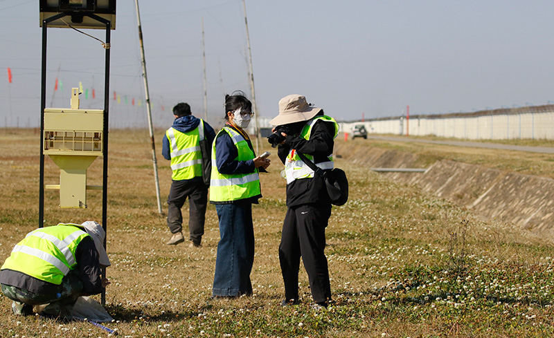 【1】昆明长水机场飞行环境保护室工作人员正在进行生态环境调研。受访者供图