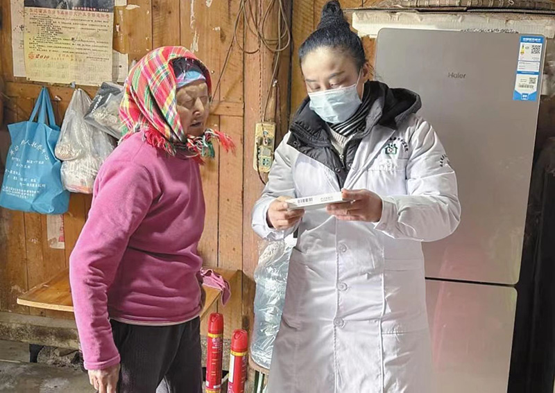 全国人大代表杨莲英正在村民家中巡访。受访者供图