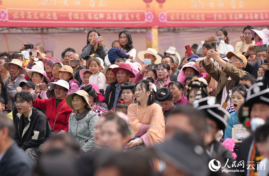 开幕式表演吸引众多市民游客观看。人民网记者 虎遵会摄