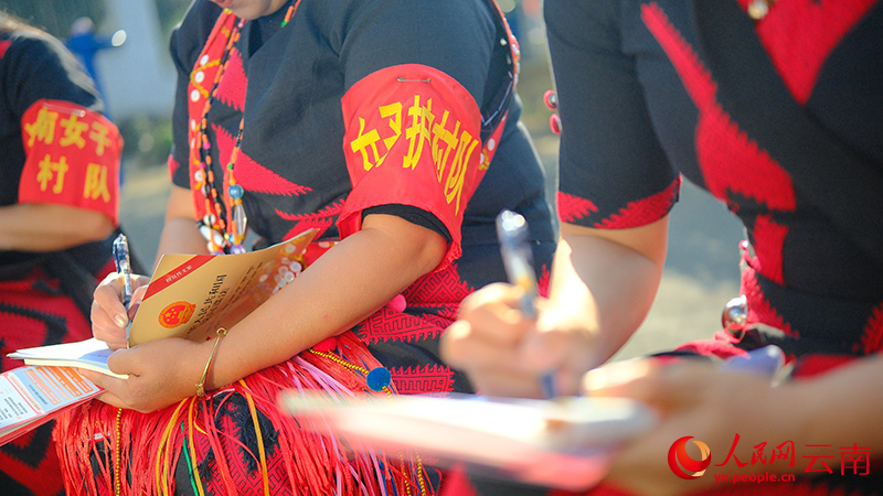 【图2】云南省德宏州瑞丽市卡南村女子护村队学习国家安全知识。-人民网记者-庄志斌摄