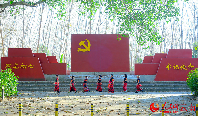 云南省德宏州瑞丽市卡南村女子护村队进行日常护村工作。-人民网记者-庄志斌摄