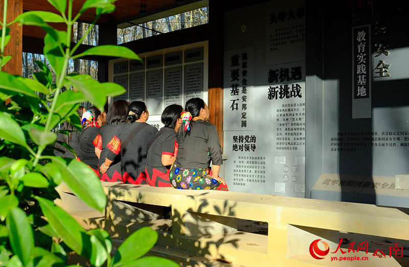 【图3】云南省德宏州瑞丽市卡南村女子护村队学习国家安全知识。-人民网记者-庄志斌摄