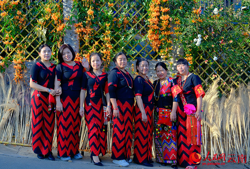 【图4】云南省德宏州瑞丽市卡南村女子护村队部分队员。-人民网记者-庄志斌摄