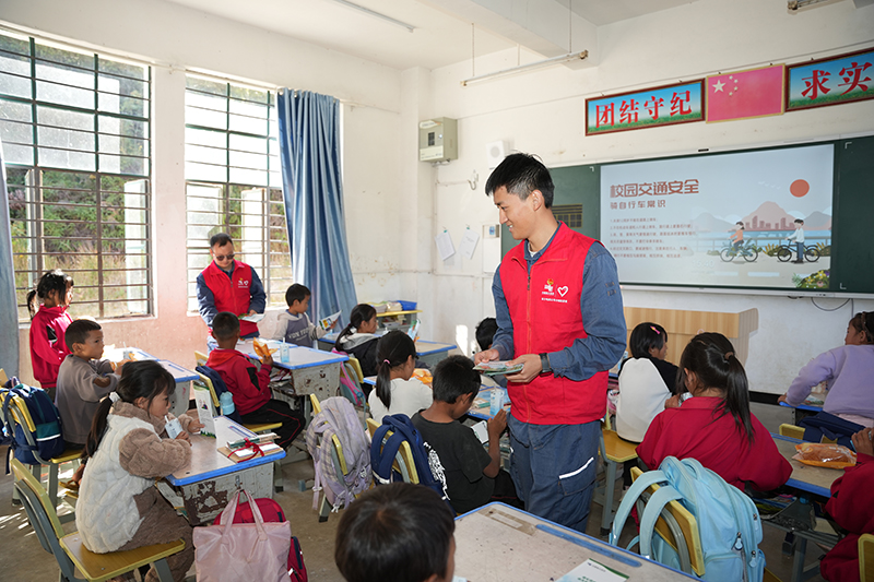 志願者開展“安全用電第一課”。