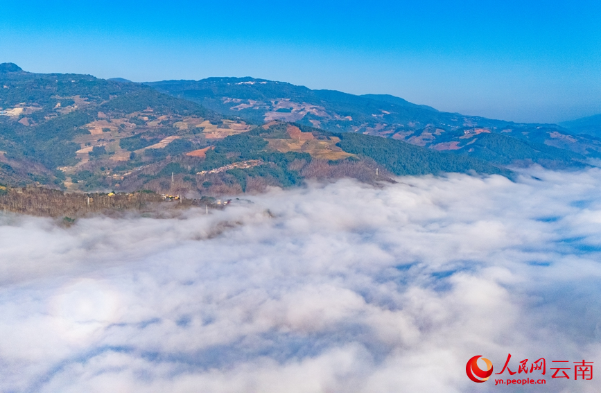 在西盟縣拍攝的壯美雲海景觀。人民網記者 虎遵會攝