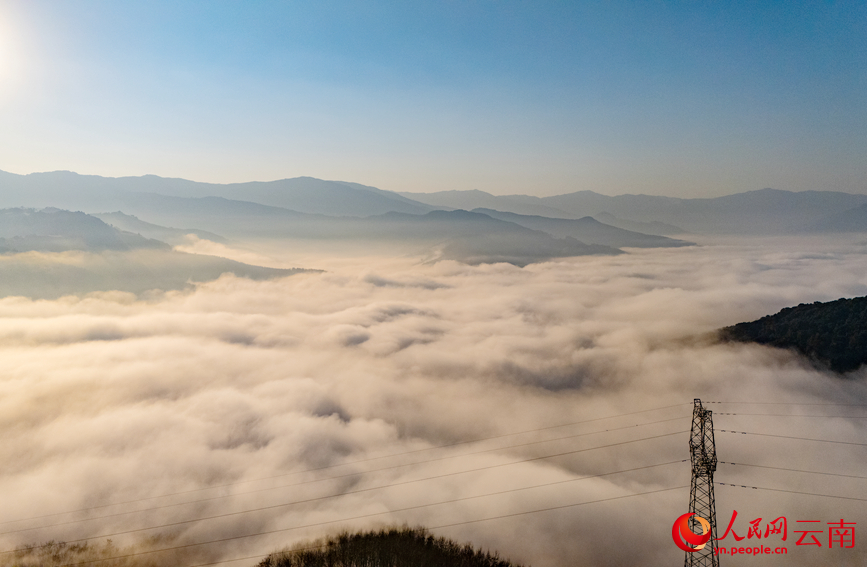 在西盟縣拍攝的壯美雲海景觀。人民網記者 虎遵會攝