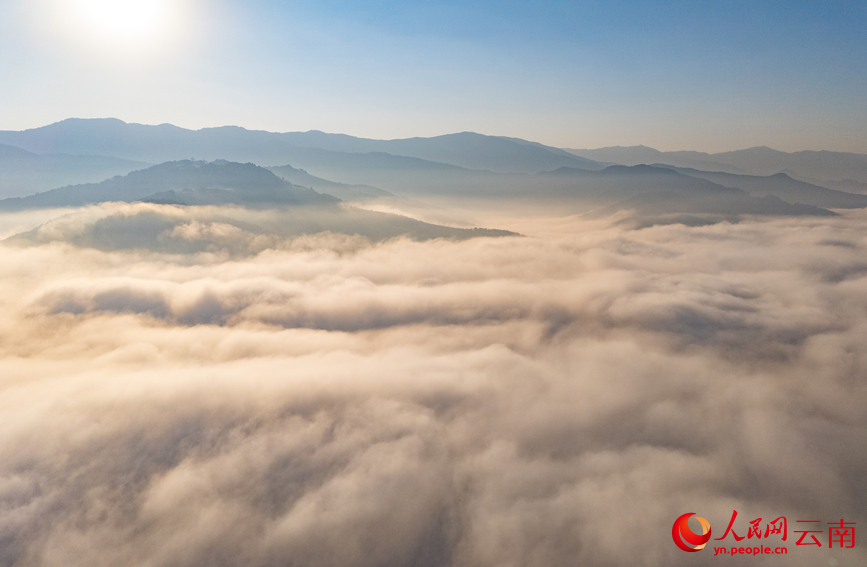在西盟縣拍攝的壯美雲海景觀。人民網記者 虎遵會攝