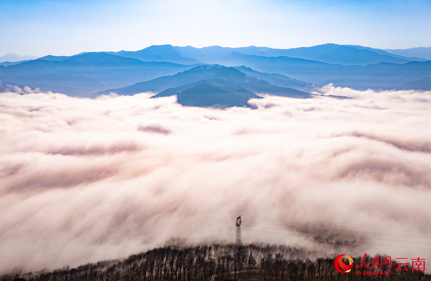 在西盟佤族自治縣拍攝的壯美雲海景觀。人民網記者 虎遵會攝