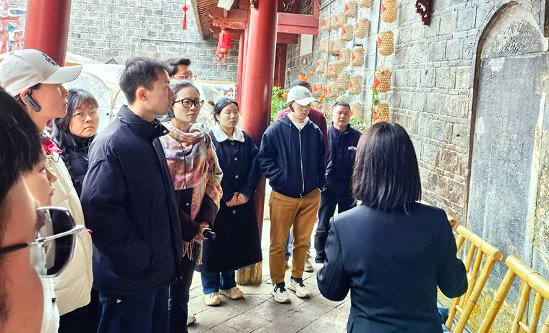 導游們漫步昭通古城品讀城市文脈。