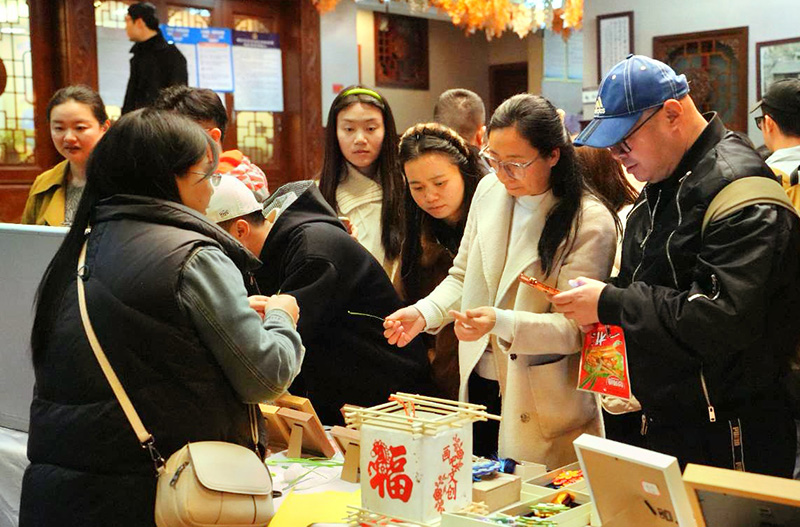 貴州導游團在威信扎西老街悟紅色初心。