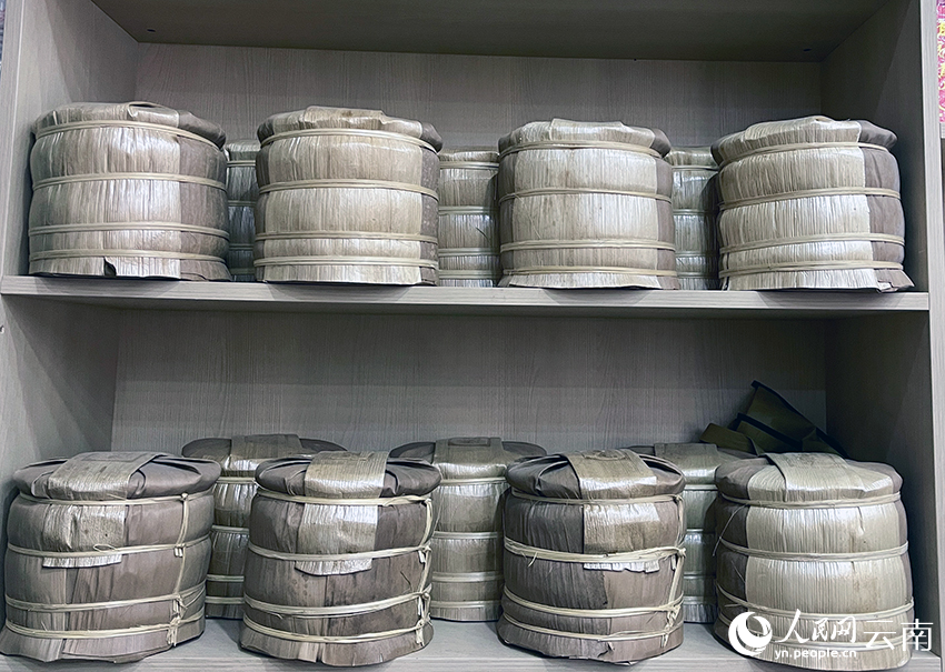 【2】貨架上擺放著的茶葉。人民網記者-程浩攝