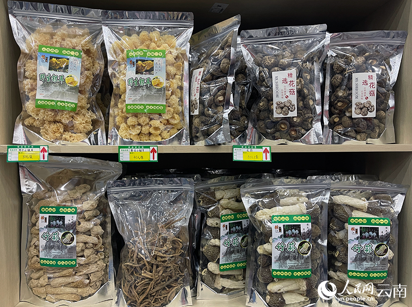 【3】貨架上擺放著的雲南土特產。人民網記者-程浩攝 (1)