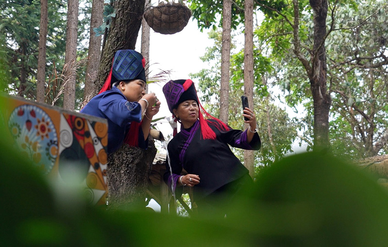 游客在自拍。白院生攝