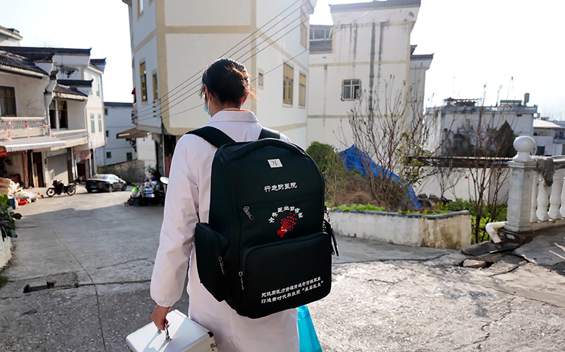 “背包医生”前往群众家。