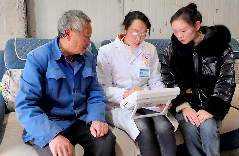 “背包医生”查看患者血压、心电图等数据-2026年3月8日摄