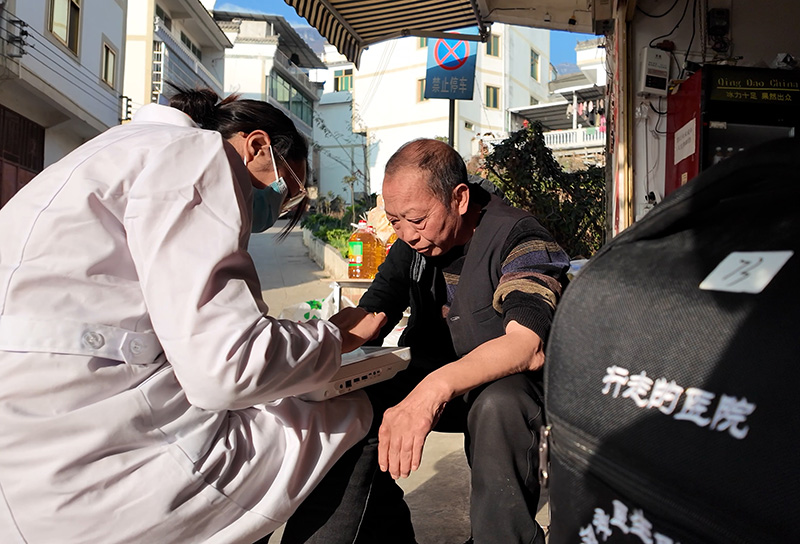 “背包医生”为群众建立电子健康档案--2026年3月8日摄