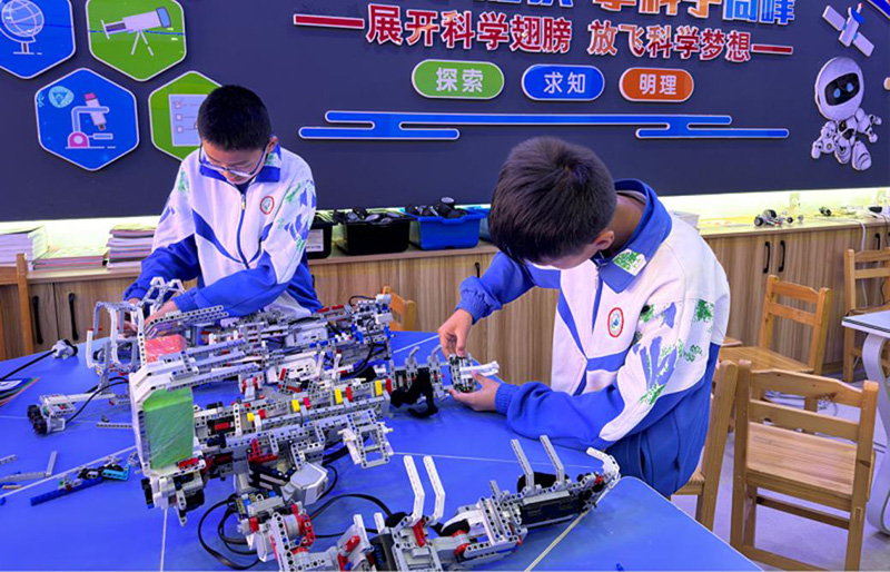 南华县民族中学学生在至善科技馆内组装机器人。南华县教体局供图