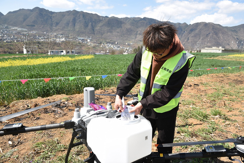 3月10日，鎮雄縣潑機鎮李官營村，鎮雄縣農技人員正在添加無人機施肥肥料。