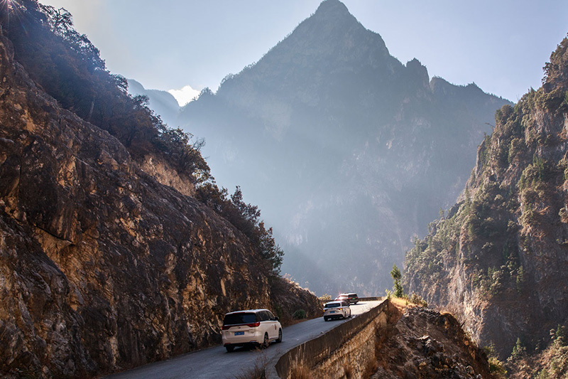 游客自駕體驗巴拉格宗景區“天路108”。巴拉格宗景區供圖
