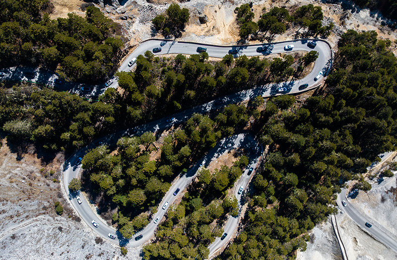 游客自驾体验巴拉格宗景区天路108弯。巴拉格宗景区供图