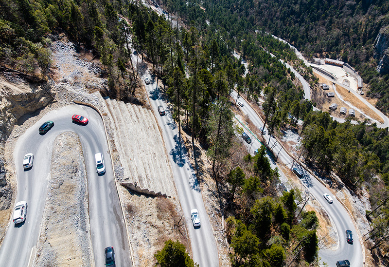 游客自駕體驗巴拉格宗景區“天路108”。巴拉格宗景區供圖