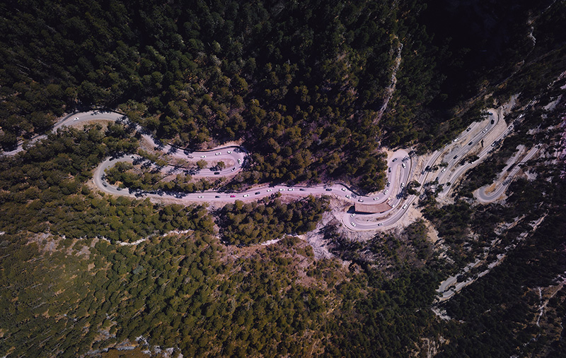 游客自駕體驗巴拉格宗景區“天路108”。巴拉格宗景區供圖