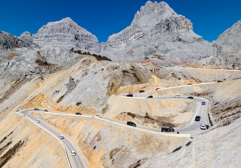 游客自駕體驗巴拉格宗景區“天路108”。巴拉格宗景區供圖
