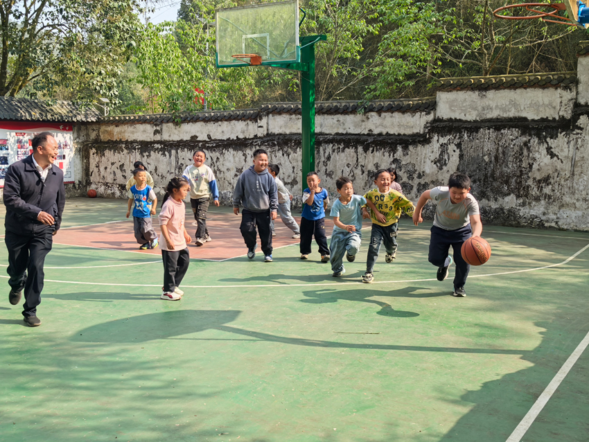 农加贵在课堂上。