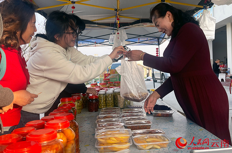 赵双凤售卖自家的产品。人民网记者 程浩摄