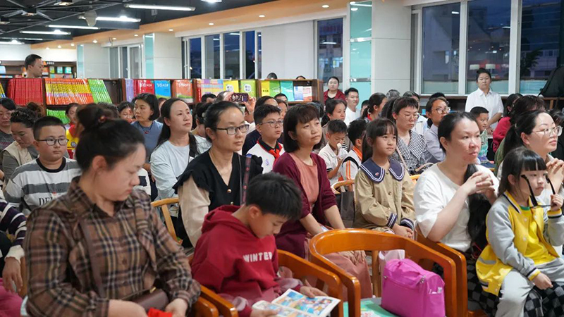 活动现场认真聆听的家长和小朋友们