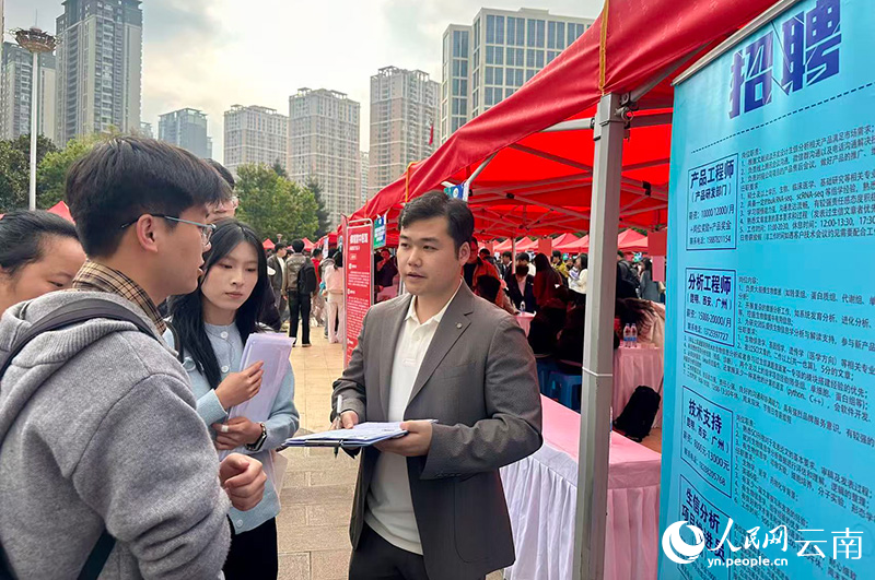 求职毕业生与用人单位攀谈。