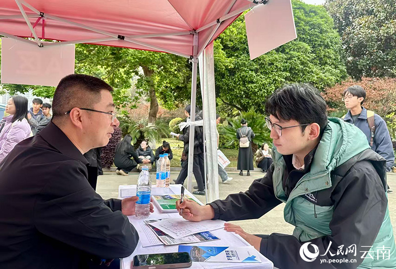 一名毕业生正在填写应聘资料。