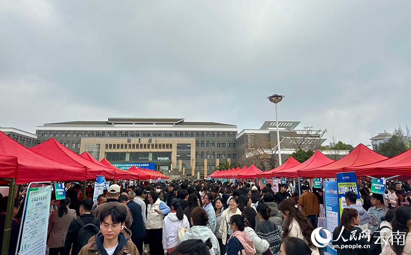 招聘会现场人影攒动。