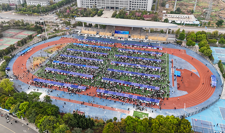 1招聘會現場。昆明醫科大學供圖