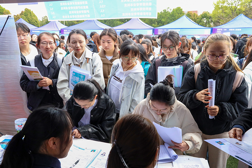 5招聘會現場。昆明醫科大學供圖