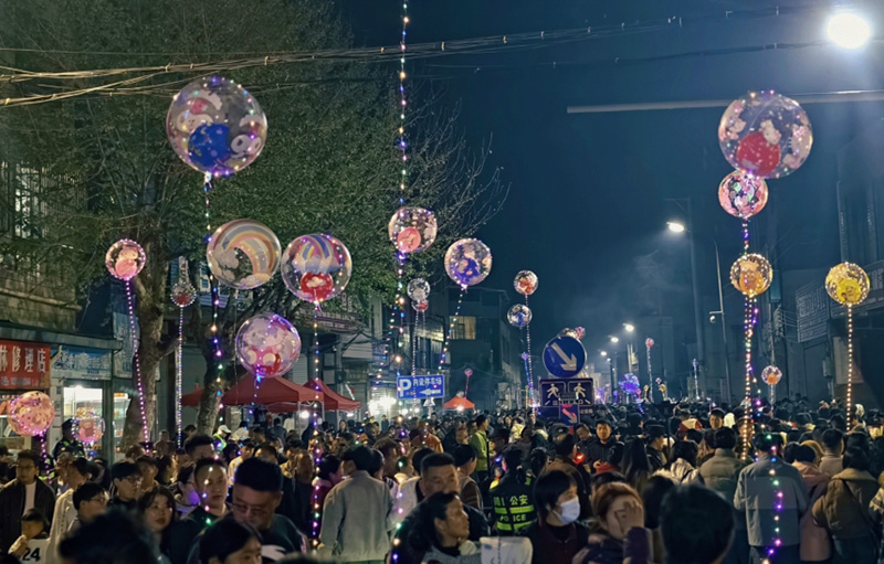 陸良街頭“正月十六鬧元宵”人潮涌動。人民網-尹馨攝