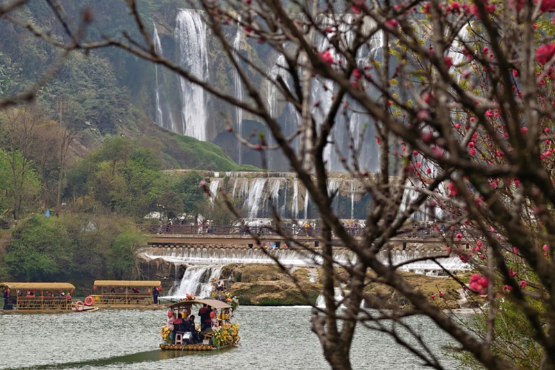 羅平縣九龍瀑布群景區裡游客乘船賞景。人民網-尹馨攝