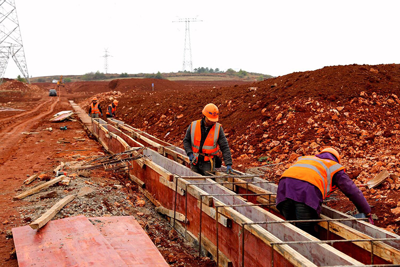 工人们正加紧施工。