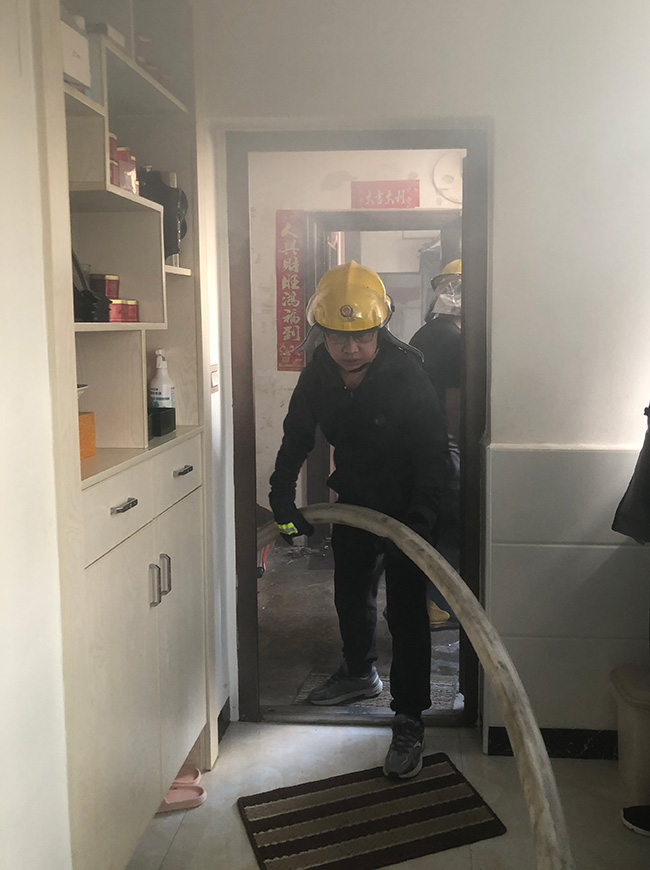 何其全在现场参与救火。受访者供图