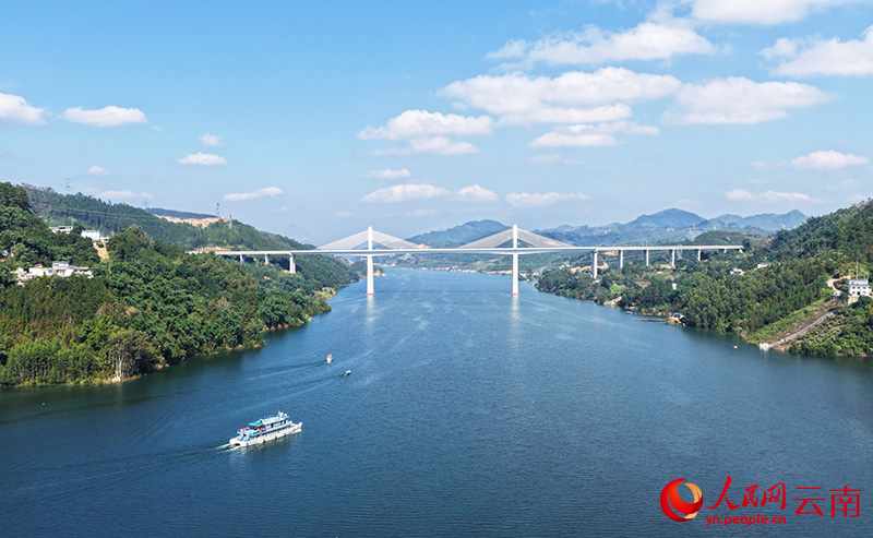 萬峰湖上的“水上校船”。毛虹 攝