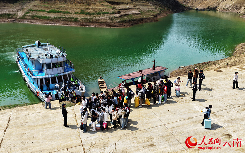 “萬峰一號”停靠在學校碼頭。毛虹攝