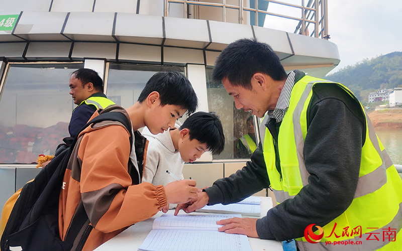 在工作人員引導下，乘船前學生簽到。人民網記者 劉怡攝