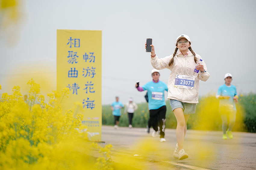 选手在花海中奔跑。主办方供图