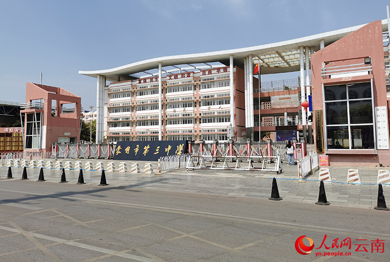 如今,蒙自市的学校门口加装了隔离栏和防撞柱。人民网记者-薛丹摄